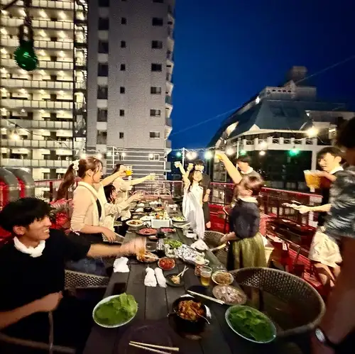 【屋頂露台及私人租賃】打造專屬夜晚的理想場所。