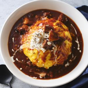 牛肉の煮込みオムライス