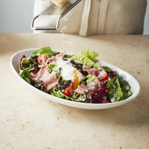 Caesar salad with prosciutto and soft-boiled egg (regular)