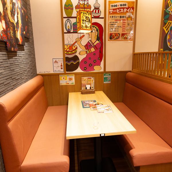 The spacious, relaxing sofa-like seats are very popular. Sometimes it's nice to have a girls' get-together and enjoy plenty of Indian food! You can talk without worrying about the people around you, so it's the perfect place for a girls' get-together!