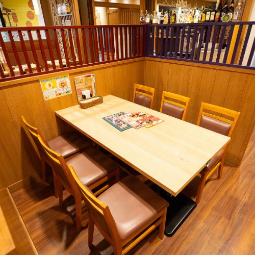 Our table seats can be used for a variety of occasions, such as meals with family or friends, lunches with fellow moms, and dates. Please enjoy the food and drinks lined up on the spacious table to your heart's content.