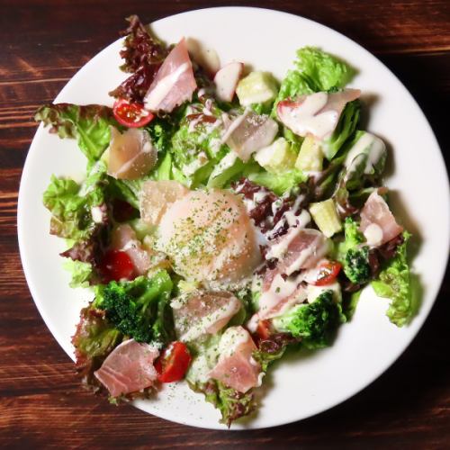 生ハムと温卵のサラダ