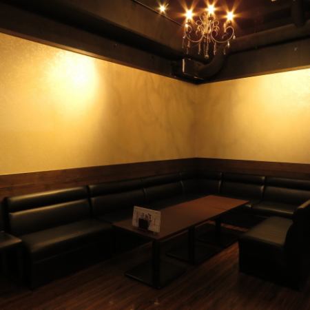 The 12-seat sofa seat in the back space of the store can be separated by curtains and can be used as a private room.There is also a dart machine in the private room, and it is a space that can be conveniently used for small parties etc.It is a popular seat, so make a reservation in advance!