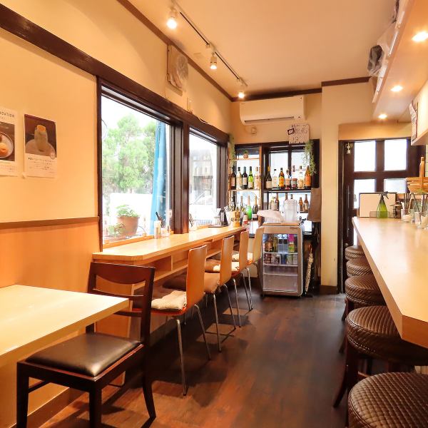 店内は白壁と木目調で仕上げられた店内となっており、明るくオシャレな空間となっております♪貸切プランではモニターを使用し、YouTubeやスポーツ観戦、好きなアイドルを流して推し活や結婚式の二次会ムービーを流したりなど様々なシーンでご利用いただけます！ぜひあなただけの空間を貸切プランで実現してみませんか♪