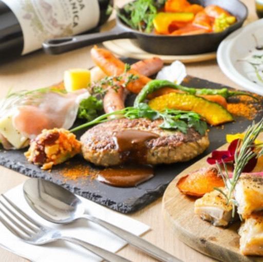 店内は白壁と木目調で仕上げられた店内となっており、明るくオシャレな空間となっております♪貸切プランではモニターを使用し、YouTubeやスポーツ観戦、好きなアイドルを流して推し活や結婚式の二次会ムービーを流したりなど様々なシーンでご利用いただけます！ぜひあなただけの空間を貸切プランで実現してみませんか♪