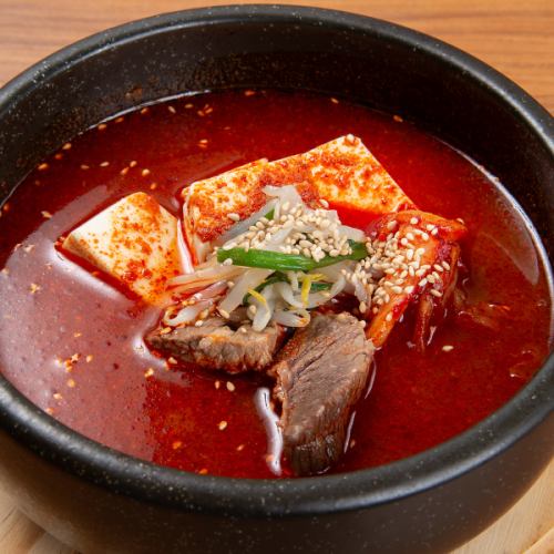 和牛の旨みが凝縮！じっくり煮込んだ自慢の「チゲ豆腐」