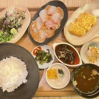 [Prix fixe lunch set] Salad + seasonal side dish + choice of main dish *Includes roasted green tea and sweets (only on weekends and holidays)