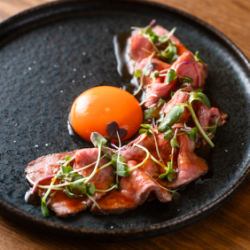 和牛のローストビーフ　奥久慈卵黄とトリュフのソース