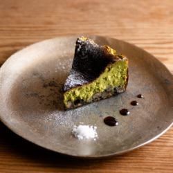 抹茶と黒豆のバスクチーズケーキ