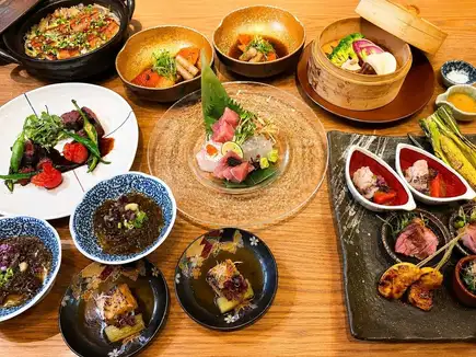 【雅式套餐（仅限食物）】包含 8 道菜的套餐，采用时令食材、刺身、和牛牛肉和陶罐煮饭。
