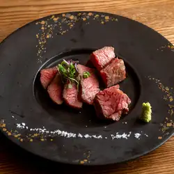 和牛牛肉在稻草上烤制