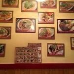 エキゾチックな雰囲気が漂う店内は、タイの伝統的なデザインを取り入れた装飾で彩られ、訪れるだけでまるでタイにいるかのような感覚を楽しめます。温かみのある木材や色鮮やかなアートが施された壁面が調和し、落ち着いた雰囲気を演出しています。当店自慢の本格タイ料理の数々をこだわりの素敵な空間でお楽しみください。