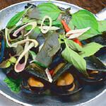 ホイメンプーオップ(ムール貝ハーブ蒸し)