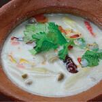 トムカーガイ(鳥のココナッツスープ)