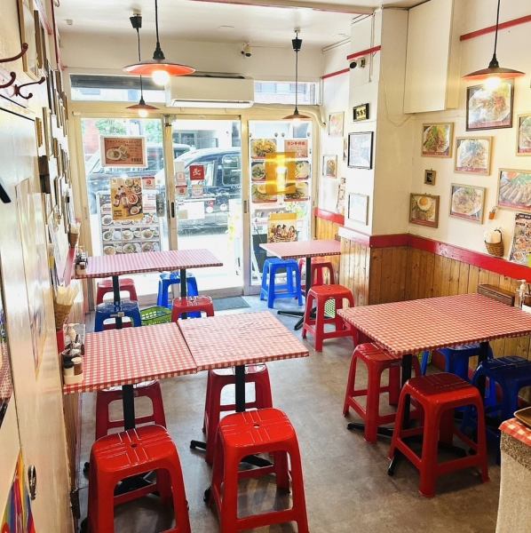 ゆったりとしたテーブル配置で、プライベート感を大切にしながら、友人やご家族、女子会やデートにも最適な空間を提供します。間接照明が柔らかな光を放ち、リラックスした時間を過ごせるよう配慮されています。また、タイの文化を感じさせる小物や装飾が随所に施されており、食事だけでなく、視覚的な楽しみも得られます。