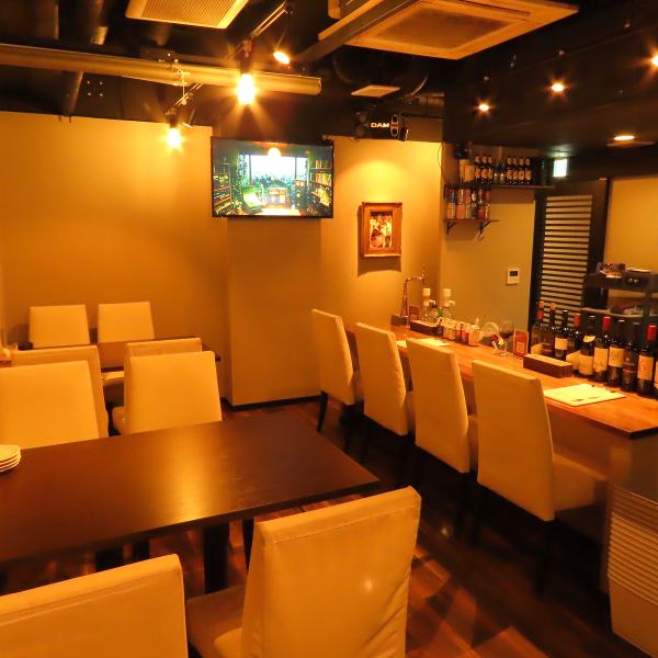 【大人数で着席可能！】カウンター席以外にもテーブル席も3卓ご用意しております。最大12名様まで着席可能となっております。ゆっくりと席に着きながら、顔を突き合わせてのお食事をおたのしみください。