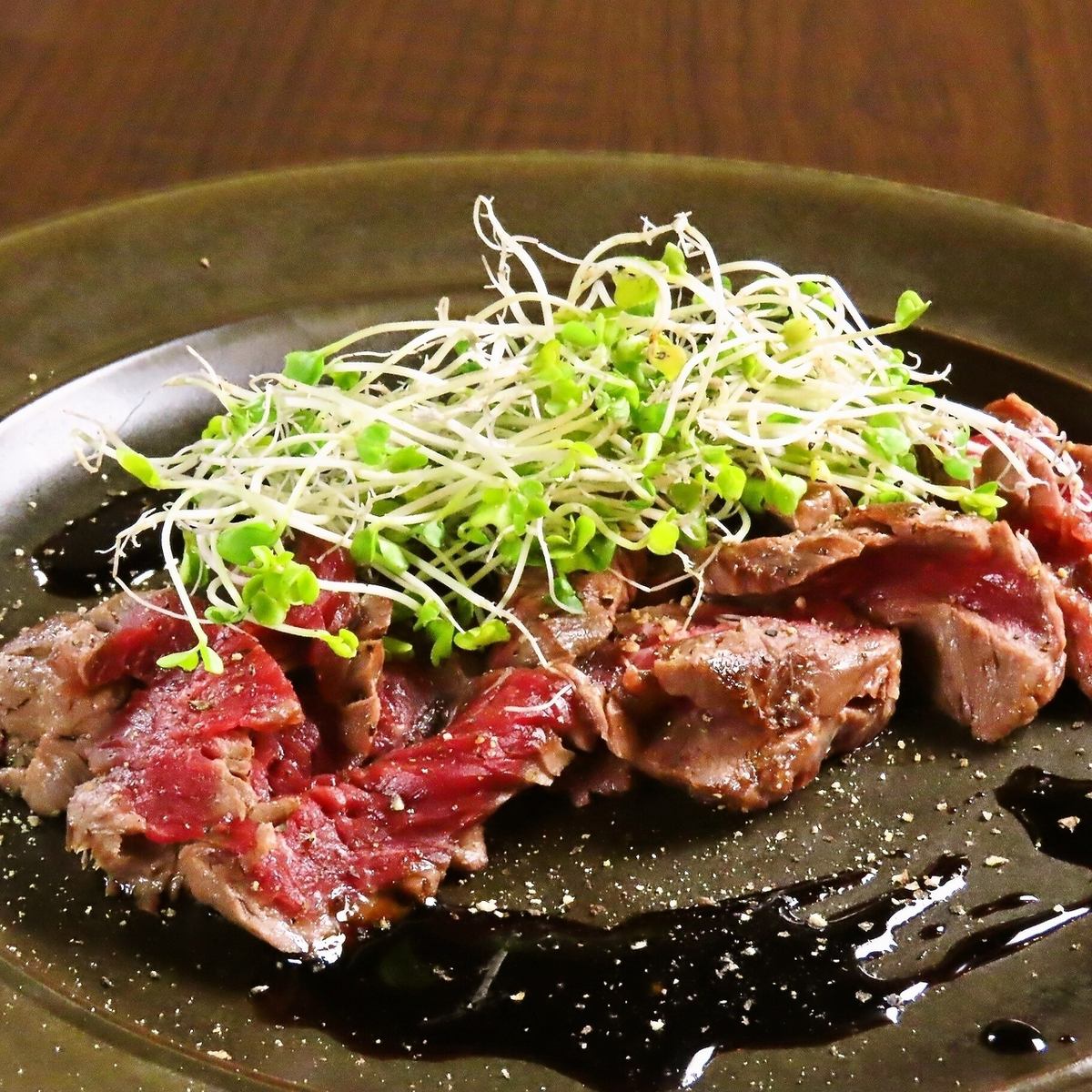 和牛たたき、ステーキ等メインメニューも充実しております！