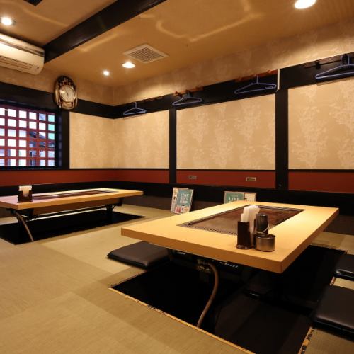 <p>We also have sunken kotatsu style tatami seats where you can take off your shoes and relax! The spacious table is perfect for dining with your family. The restaurant also has counter seats! Please use it for a meal after work or a quick drink by yourself!</p>