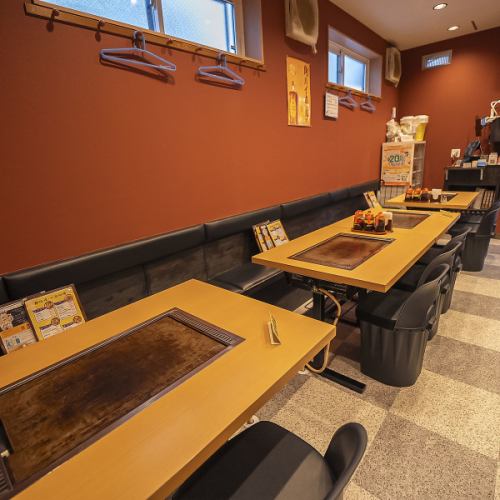 <p>店内には4名掛けのテーブル席が4卓。鉄板を囲んで、できたてアツアツの料理を囲むひとときは格別です。赤を基調とした内装と、整えられた空間は心地よく気の合う仲間との食事や、ちょっとした集まりにもおすすめですよ♪</p>