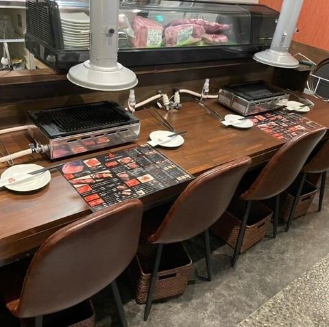 オープン当初から大人気のカウンター☆仕事終わりのちょい飯におすすめ。スタッフとお話しするのも大歓迎☆テレビを見ながら焼肉を楽しむのもOK。お連れ様との肩を並べてお食事デートにも人気◎