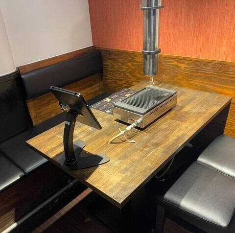 当店には個室を2つご用意させて頂いております。接待・会食といったビジネスシーンで、周りを気にせず焼肉を楽しみたい皆様に幅広くご利用頂いております♪ ※個室使用料：１グループ500円(税込)