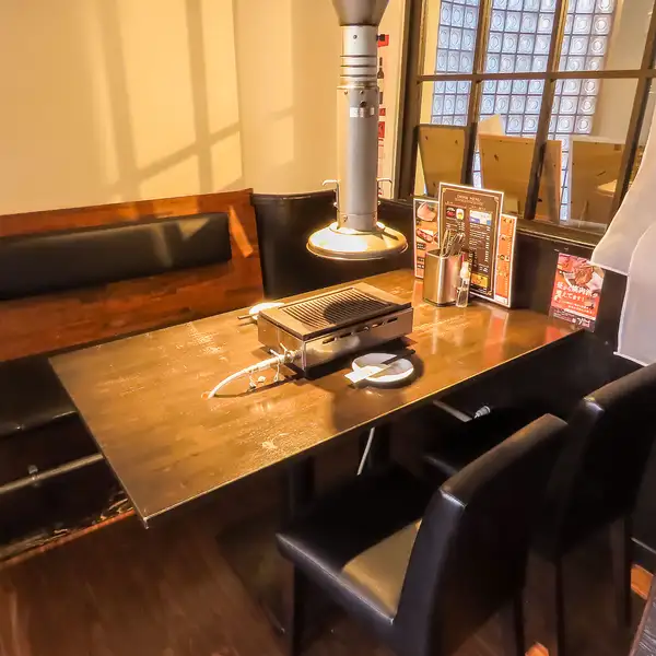 当店には個室を2つご用意させて頂いております。接待・会食といったビジネスシーンで、周りを気にせず焼肉を楽しみたい皆様に幅広くご利用頂いております♪ ※個室使用料:1グループ500円(税込)