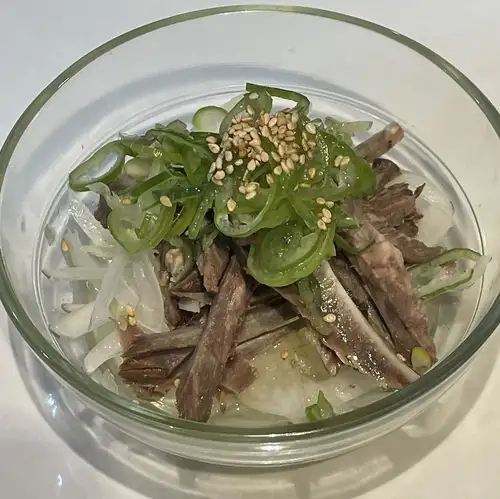 切成薄片的牛舌和洋葱片