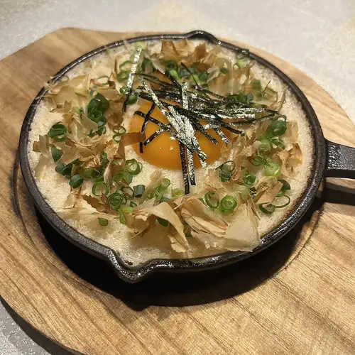 热板上铺着软糯香滑的磨碎山药。