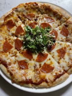 페퍼로니와 향미 야채 피자