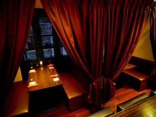 A private room separated by a curtain.Please spend a relaxing time in a private space.