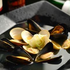 Steamed clams and mussels with sherry flavor