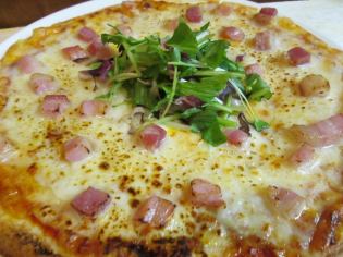 披萨配意大利辣香肠和调味的蔬菜