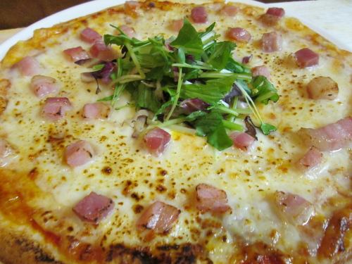 披薩配意大利辣香腸和調味的蔬菜