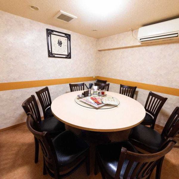 【プライベート感満載の完全個室】壁と扉がある完全個室をご用意しております♪他のお客様を気にせずに、自分たちだけの特別な時間を過ごすことが可能です◎特別な会食や、お祝い事にはぴったりの空間で、6名様から11名様までご利用いただけます！ご家族や親しい友人たちとの食事会、会社の飲み会にもぴったりな空間です★