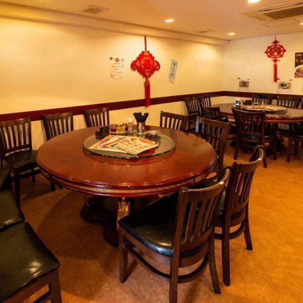 【円卓を囲んで、大切な人との食事を】中国料理ならではの、円卓のお席をご用意しております★ターンテーブルを囲んでお料理をシェアしながら、和気あいあいと食事を楽しめるのが魅力♪会話も弾み、一体感が生まれること間違いなし◎ご家族やご友人との食事会、会社の飲み会など、特別な時間をみんなで過ごすのにぴったり！