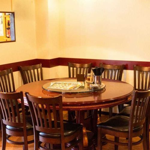 円卓を囲みながらお食事♪