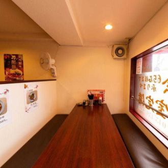 【少人数で気軽に楽しむ、横並びのテーブル席】1名様から10名様までご利用いただける、横並びのテーブル席です★友人との食事やデートなど、少人数でのご利用にぴったりです！カジュアルな雰囲気の中で、ゆったりと美味しい料理を楽しんでみてはいかがでしょうか♪