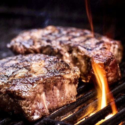 The chef's carefully selected charcoal-grilled steak is exquisite♪