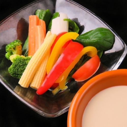 配时令蔬菜的Bagna cauda