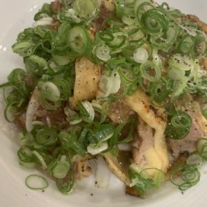 香煎雞腿，裹上蔥花