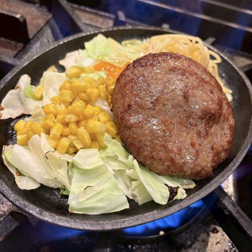 滋滋作响的汉堡牛排