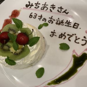 一盤小蛋糕和水果