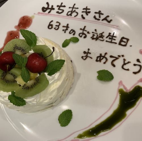 一盘小蛋糕和水果