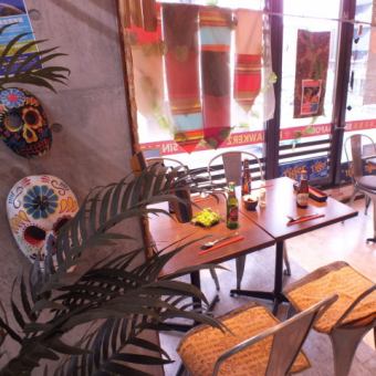 Tropical Asian furniture and miscellaneous goods color the store♪