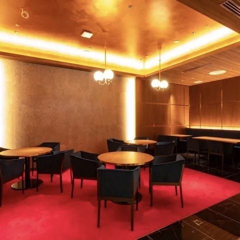 ゆったり空間で8名様まで座れるお席!!会社のご接待やご友人とのお食事会、ご家族でのお集まりにも最適です。リクエスト予約にて最大20名様まで座れるお席になります!!