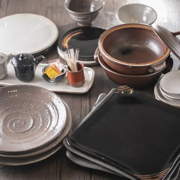 料理はハンドメイドの陶器で提供。一つひとつ異なる表情を持つ器が料理の彩りを引き立て、視覚でも楽しめる演出に。味・香り・見た目のすべてを五感で味わえる特別な食体験をお届けします。