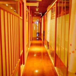 和の趣が溢れる落ち着いた空間には、大小様々な完全個室をご用意しています。障子を閉めると、プライベート感のある空間の完成。ご利用人数に合わせて仕切板や障子を全て取り外すと、梁だけを残した大きな個室になります。50名様から貸切にすることが可能なので、最大60名様までの忘年会などの大型宴会におすすめです。