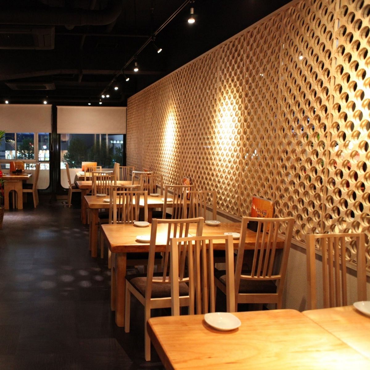 The samgyeopsal served in a stylish Korean cafe-style restaurant is delicious.
