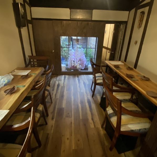 木の温もりに包まれた伝統的な古民家をリノベートした当店。2階貸切スペースは6名から20名まで利用可能で、宴会に適した広さを確保しています!セルフで楽しむドリンクスペースがあり、冷蔵庫から自由にグラスを取り出すスタイルが新鮮♪従業員が入らないプライベートな空間で気兼ねなく過ごせるのもポイントです。