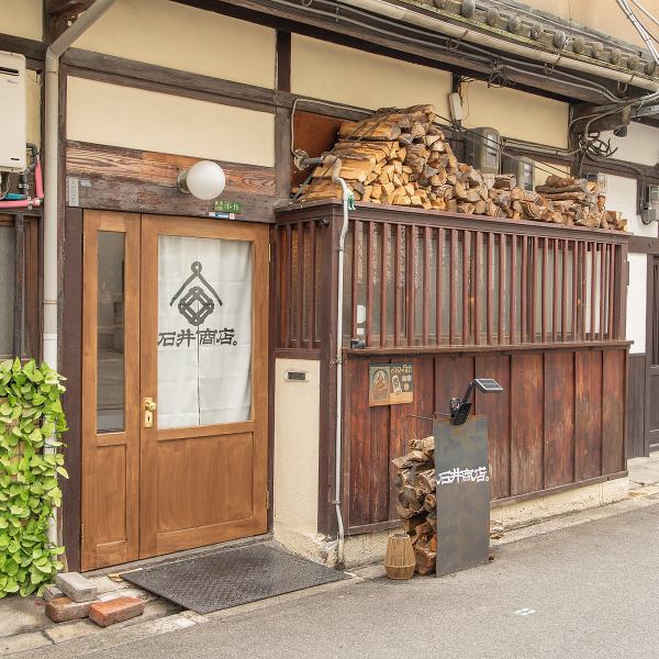店舗は築120年の古民家を改装した趣深い佇まいで、訪れた瞬間から非日常感を演出します!古民家の風情が景観が心を和ませ、四季折々の違いを感じながら食事を楽しめるのも魅力☆駅からのアクセスも良好で、特別な集まりや日常のひとときにも利用しやすい立地です。